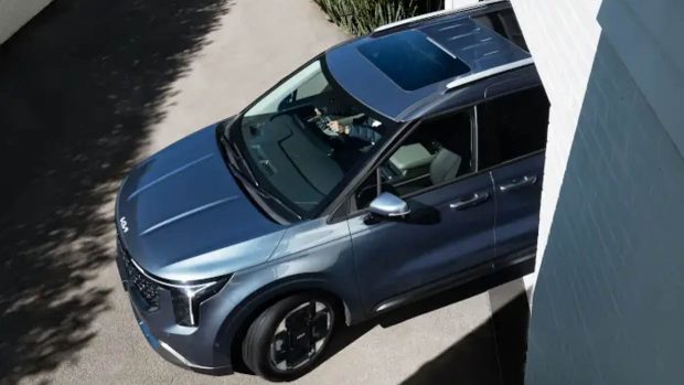 Vue de haut en bas du Kia Carnival facelift 2024