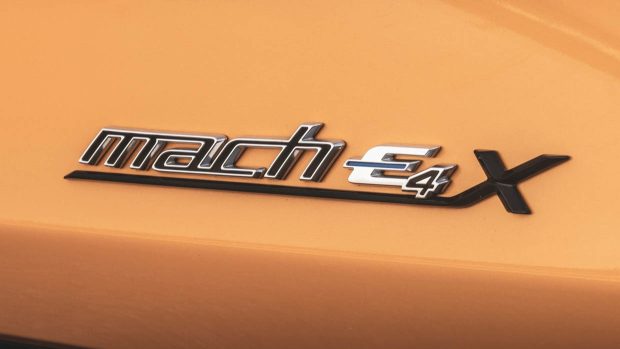 Gros plan sur les insignes latéraux de la Ford Mustang Mach-E GT 2024