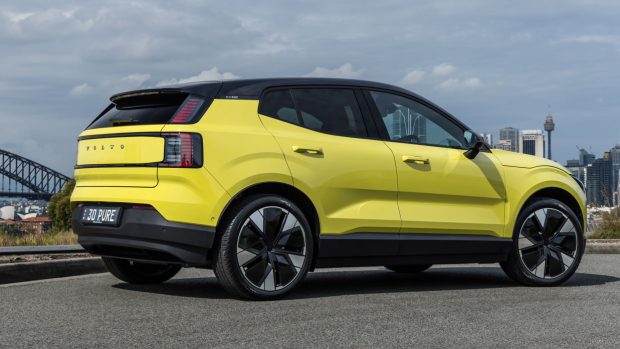 Volvo EX30 jaune arrière 3/4 2024