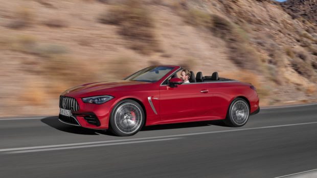 Photo de conduite de la Mercedes-AMG CLE 53 rouge de 2024, de toit en bas