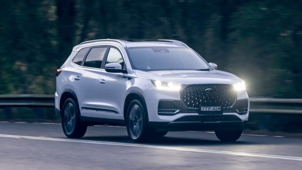 2024 Chery Tiggo 8 Pro Max avant 3/4 feux de conduite allumés