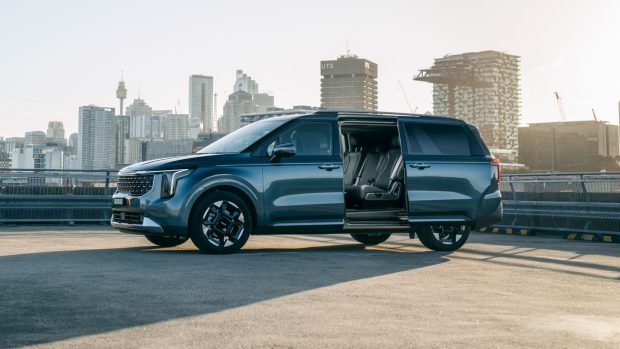 Kia Carnival GT-Line 2024 porte ouverte