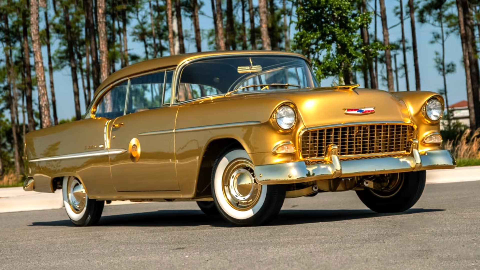 La Chevrolet Bel Air dorée de 1955 de GM et le mystère entourant le 50 millionième véhicule !