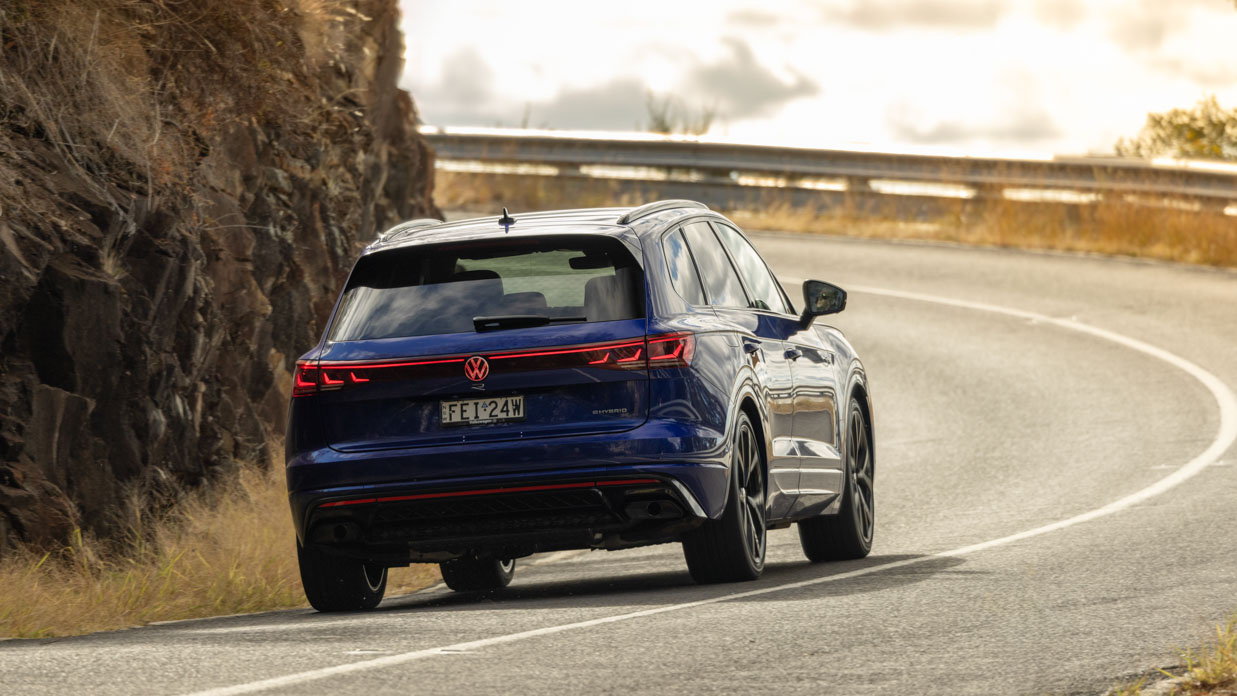 Volkswagen Touareg R 2024 conduite arrière rurale