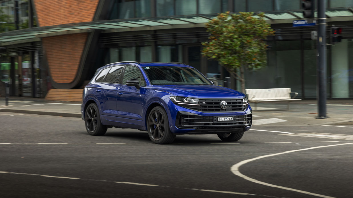 Volkswagen Touareg R 2024 conduite devant ville