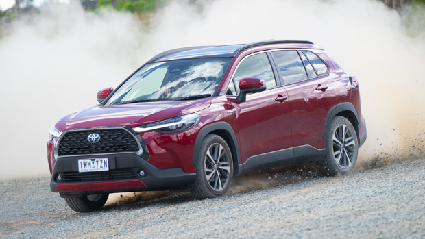 Toyota Corolla Cross Atmos Hybrid 2022 dérive fermer