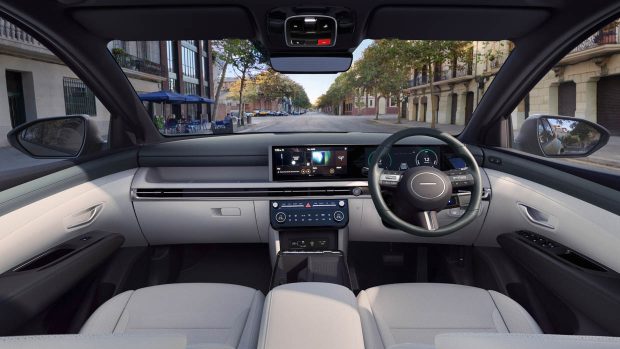 Plan large de l'intérieur du Hyundai Tucson 2025 face à l'avant