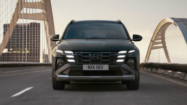 Vue de conduite en angle avant du Hyundai Tucson hybride 2025