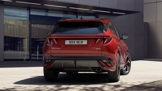 Prise de vue statique de l'angle arrière du Hyundai Tucson hybride N-Line 2025