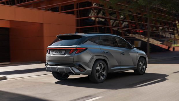 Photo de conduite extérieure 3/4 arrière du Hyundai Tucson N-Line 2025