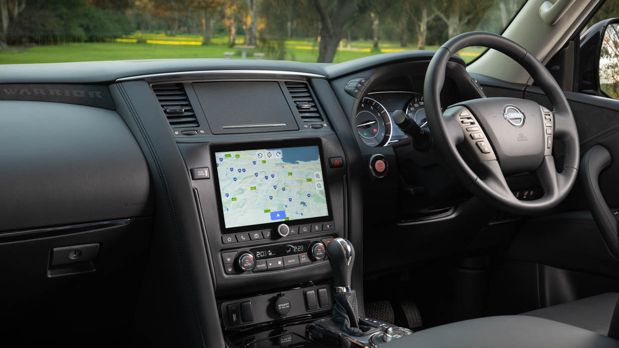 Vue intérieure de l'écran de navigation du Nissan Patrol Warrior 2024