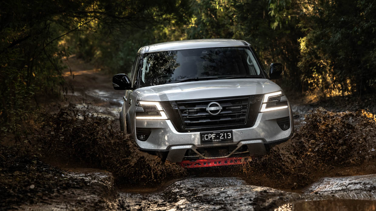 Prise de vue de conduite dans une ornière à angle avant du Nissan Patrol Warrior 2024