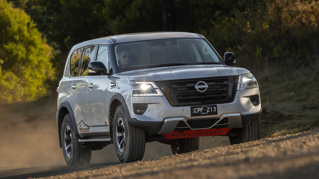 Vue de conduite 3/4 avant du Nissan Patrol Warrior 2024