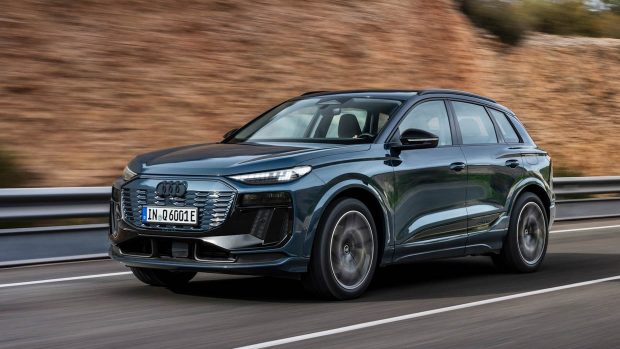 Vue de conduite 3/4 avant de l'Audi Q6 E-Tron 2025