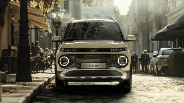 Prise de vue statique de l'angle avant de la Hyundai Inster 2025