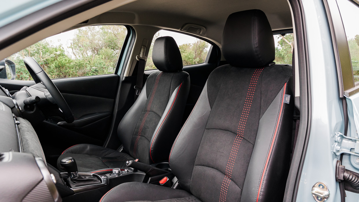Sièges avant intérieurs de la Mazda 2 GT 2024