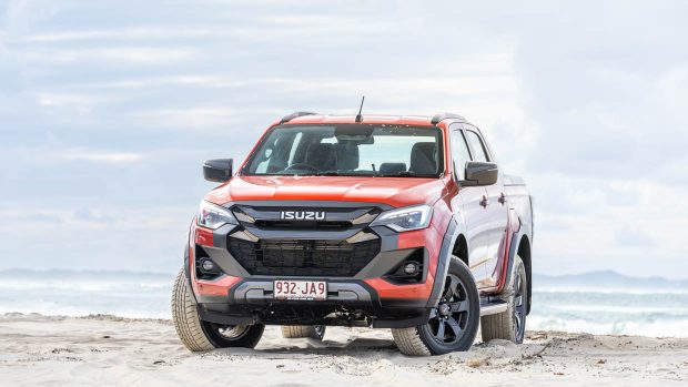 2024 Isuzu D-Max X-Terrain vue de face 3/4 sur la plage