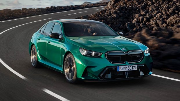 Vue avant 3/4 de la BMW M5 2025