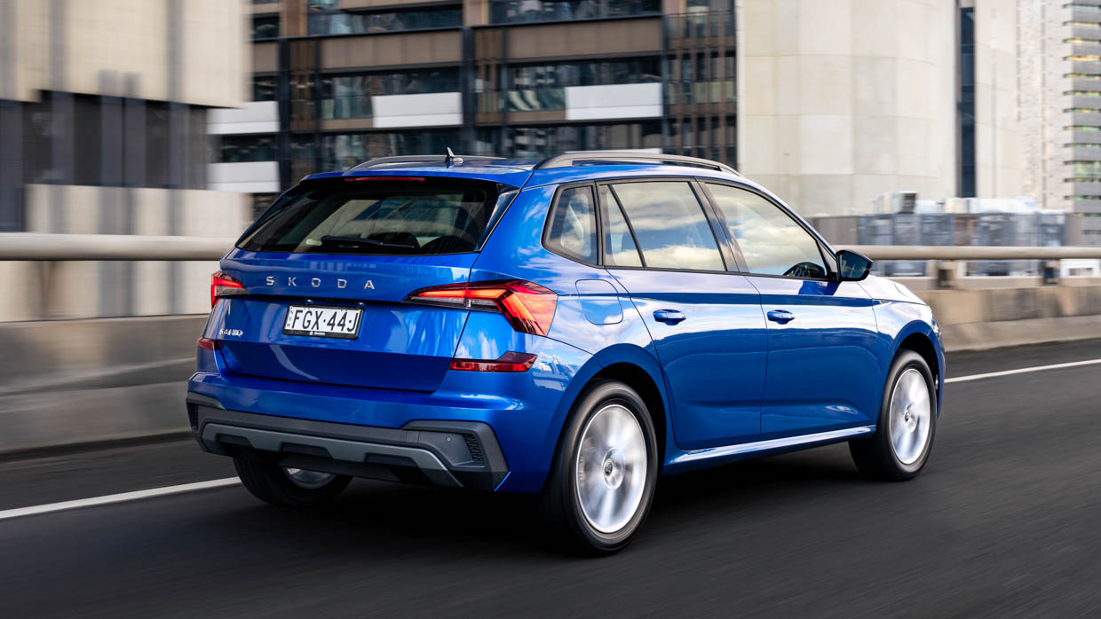Vue arrière 3/4 de la Skoda Kamiq Select 2024 sur autoroute