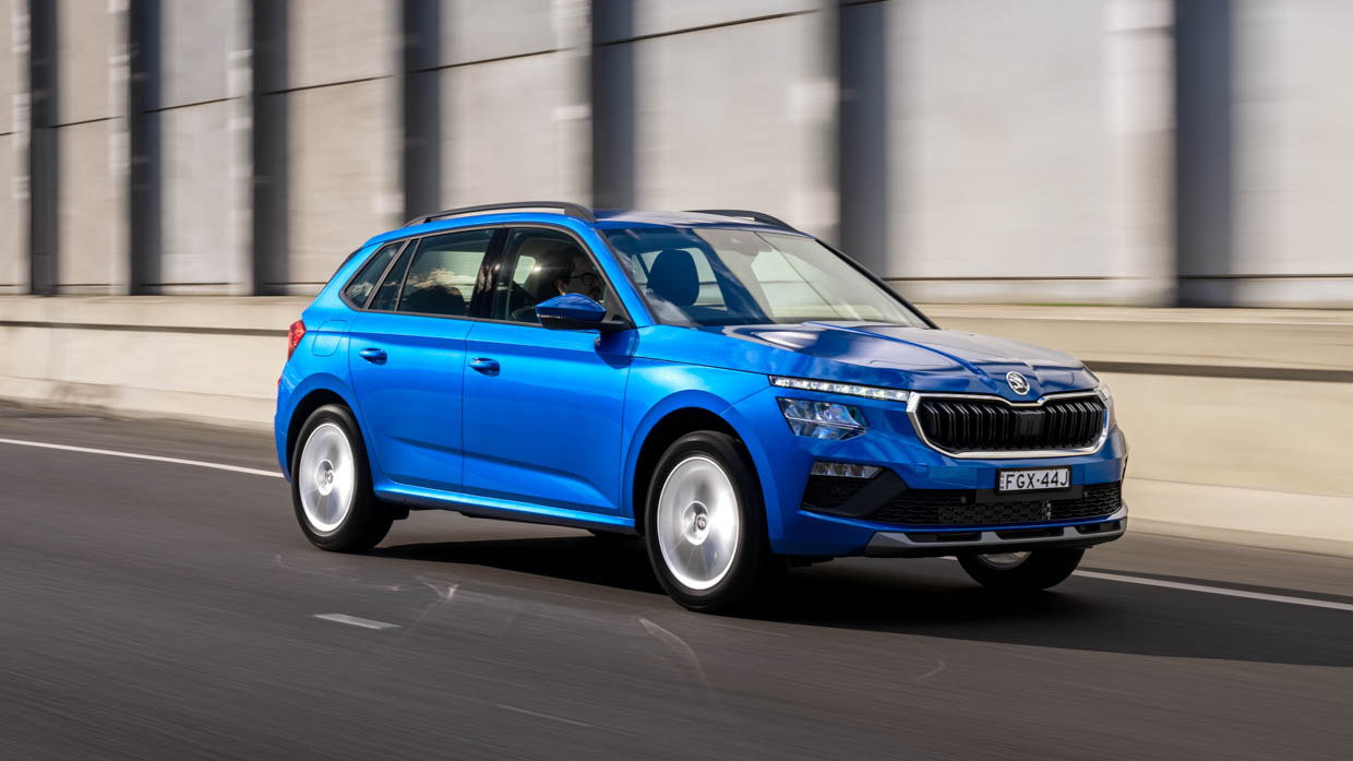 Vue de 3/4 avant de la Skoda Kamiq Select 2024 sur autoroute