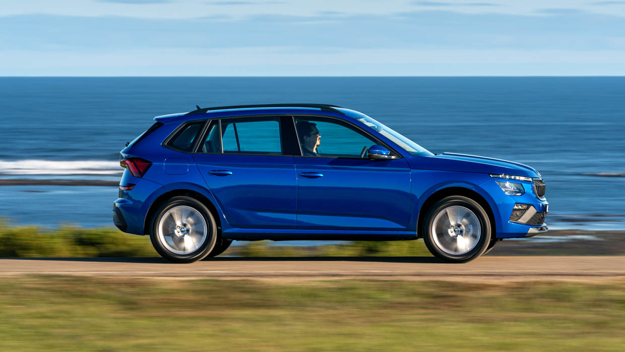 Prise de vue latérale en angle de conduite du Skoda Kamiq Select 2024