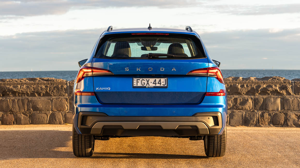 Angle de l'arrière du Skoda Kamiq Select 2024 avec de l'eau
