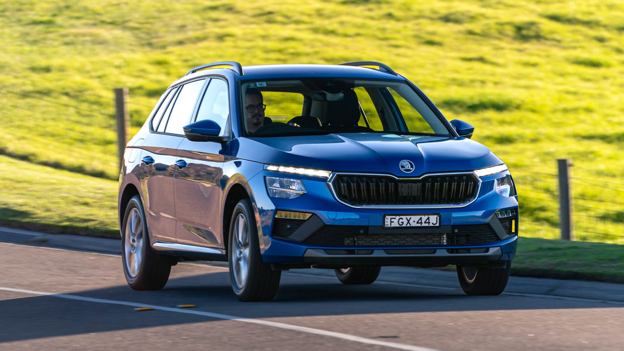Prise de vue d'angle avant de la Skoda Kamiq Select 2024 avec de l'herbe