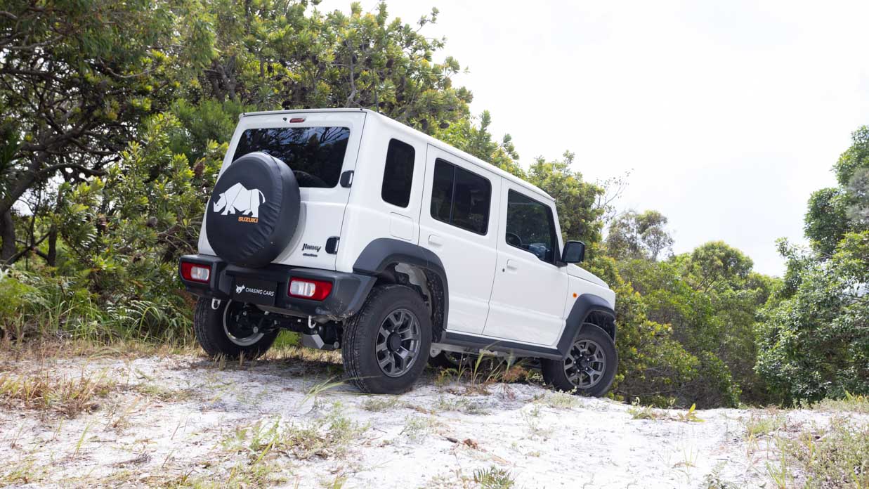 Suzuki Jimny XL 2024 arrière 3/4 colline 3