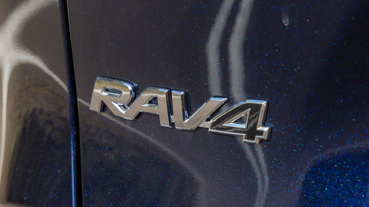 Badge arrière du Toyota RAV4 Cruiser Hybrid 2024