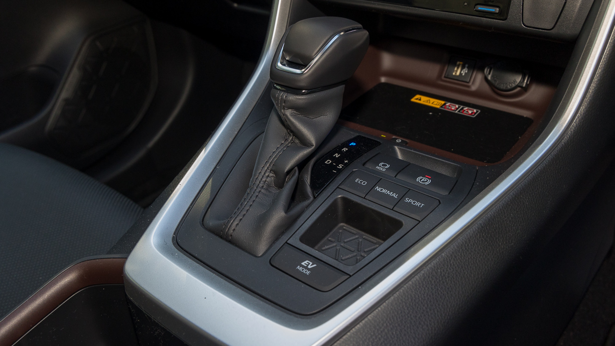 Levier de vitesse et boutons du Toyota RAV4 Cruiser Hybrid 2024