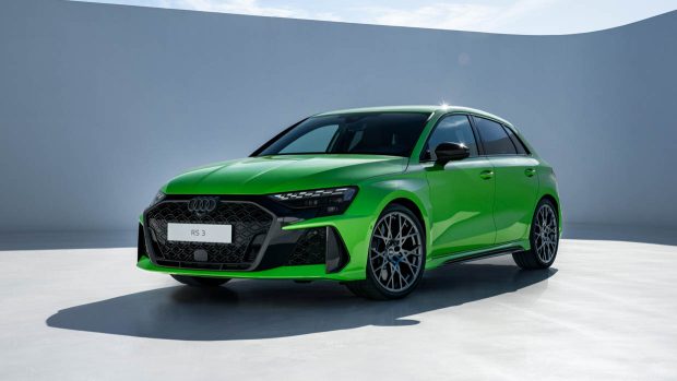 Mise à jour de la peinture verte avant 3/4 statique de l'Audi RS3 2025