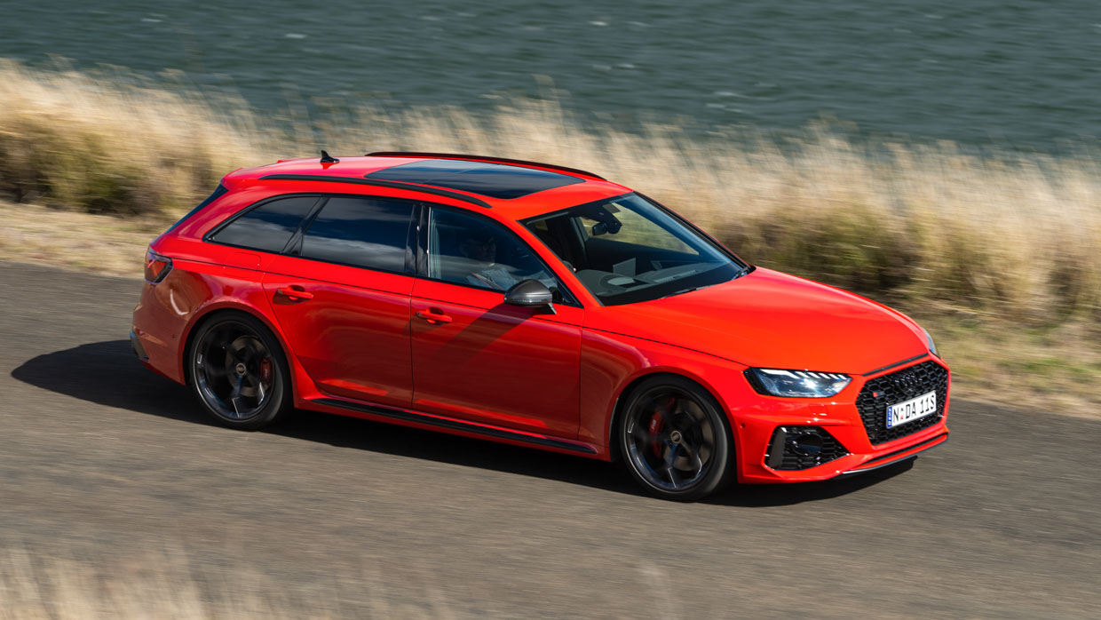 Audi RS4 Avant 2024 conduite ci-dessus