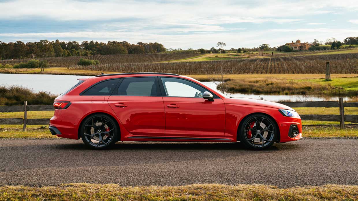 Audi RS4 Avant 2024 côté