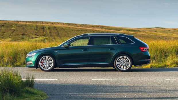 Profil d'angle latéral du break Skoda Superb 2024