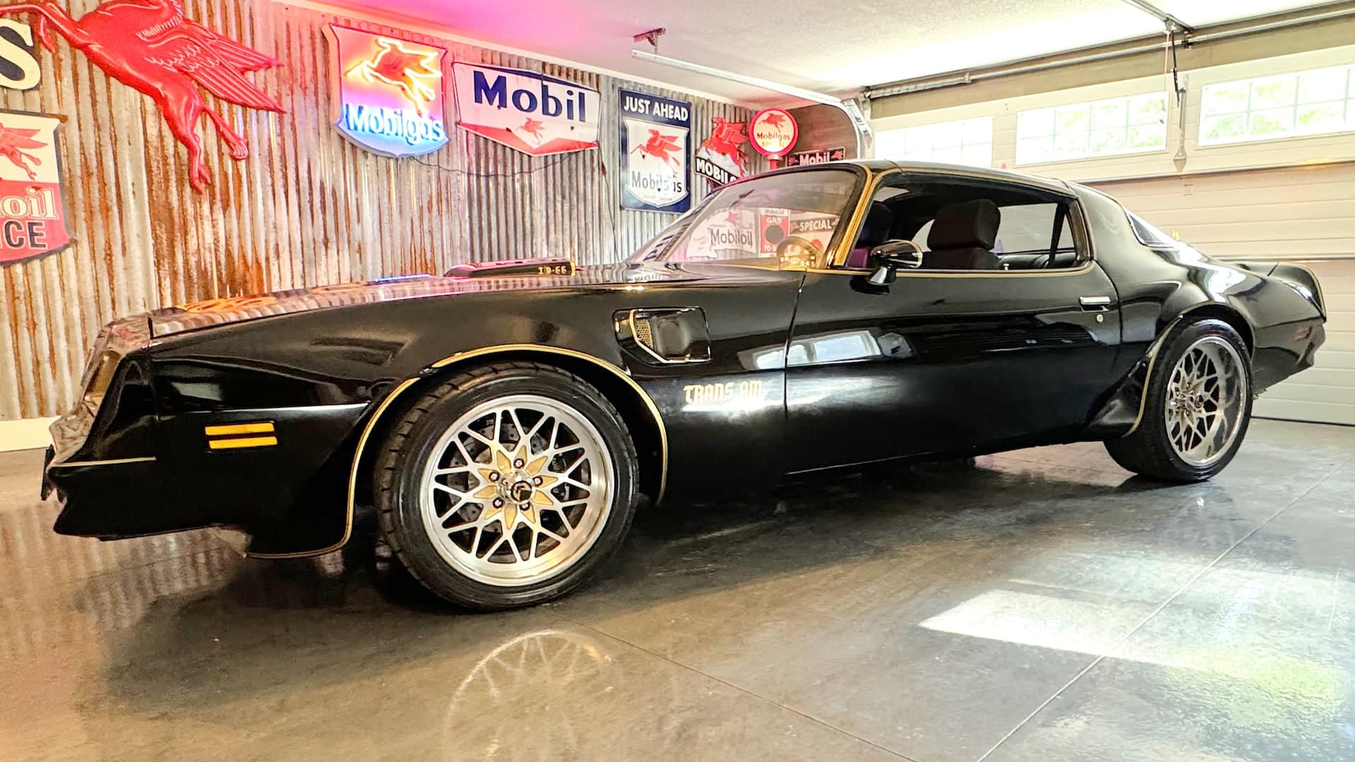 007 1978 pontiac trans am profile