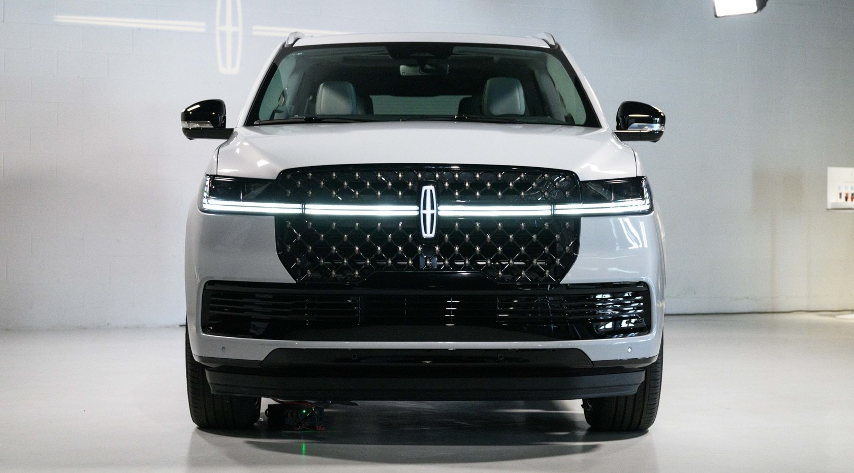 004 2025 Lincoln Navigator side profile