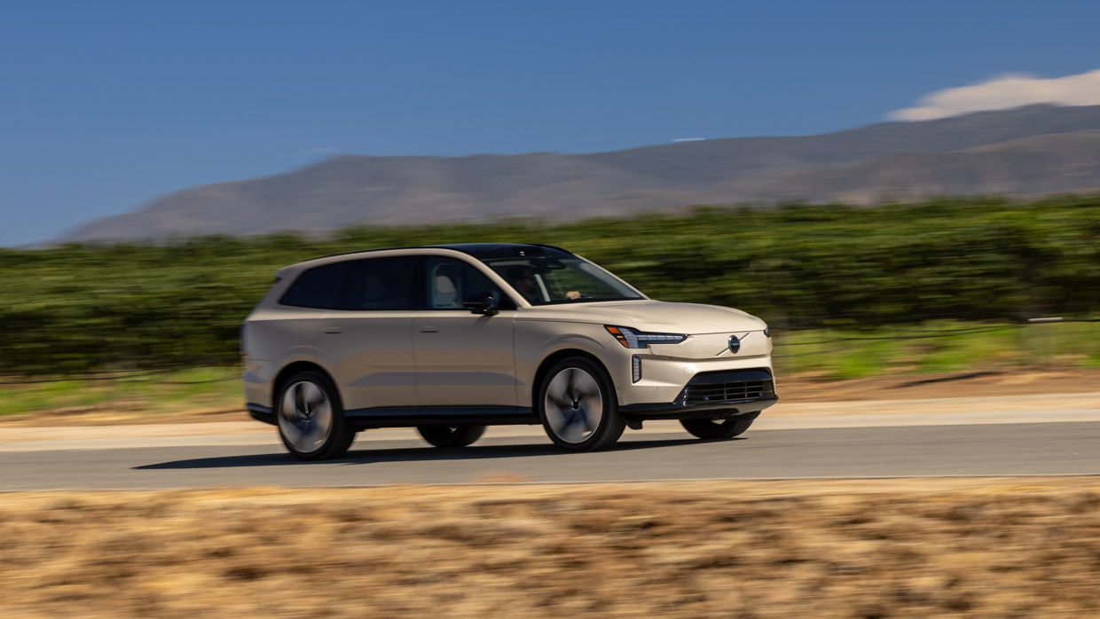 Volvo EX90 2024 en pleine campagne