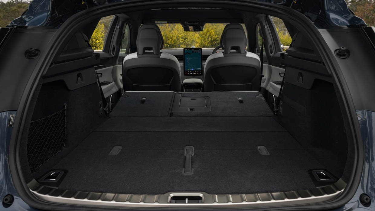 Espace de coffre de la Polestar 3 Long Range 2024 à double moteur avec sièges rabattus