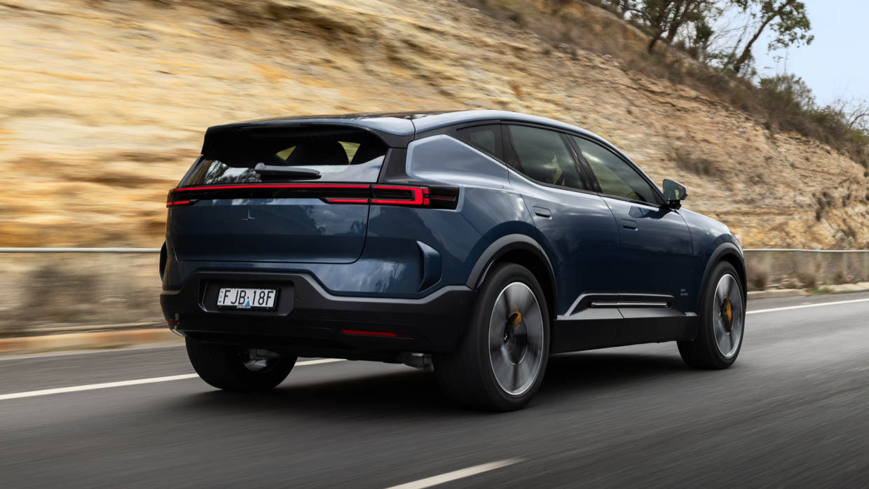 Vue arrière 3/4 de la Polestar 3 à double moteur longue portée 2024, photo de conduite 2