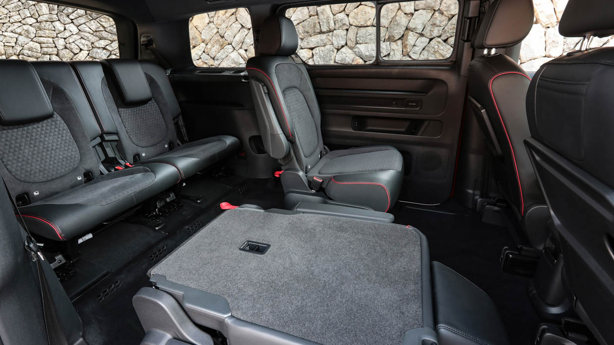 Intérieur de la deuxième rangée du Volkswagen ID Buzz GTX 2025 avec moitié rabattue