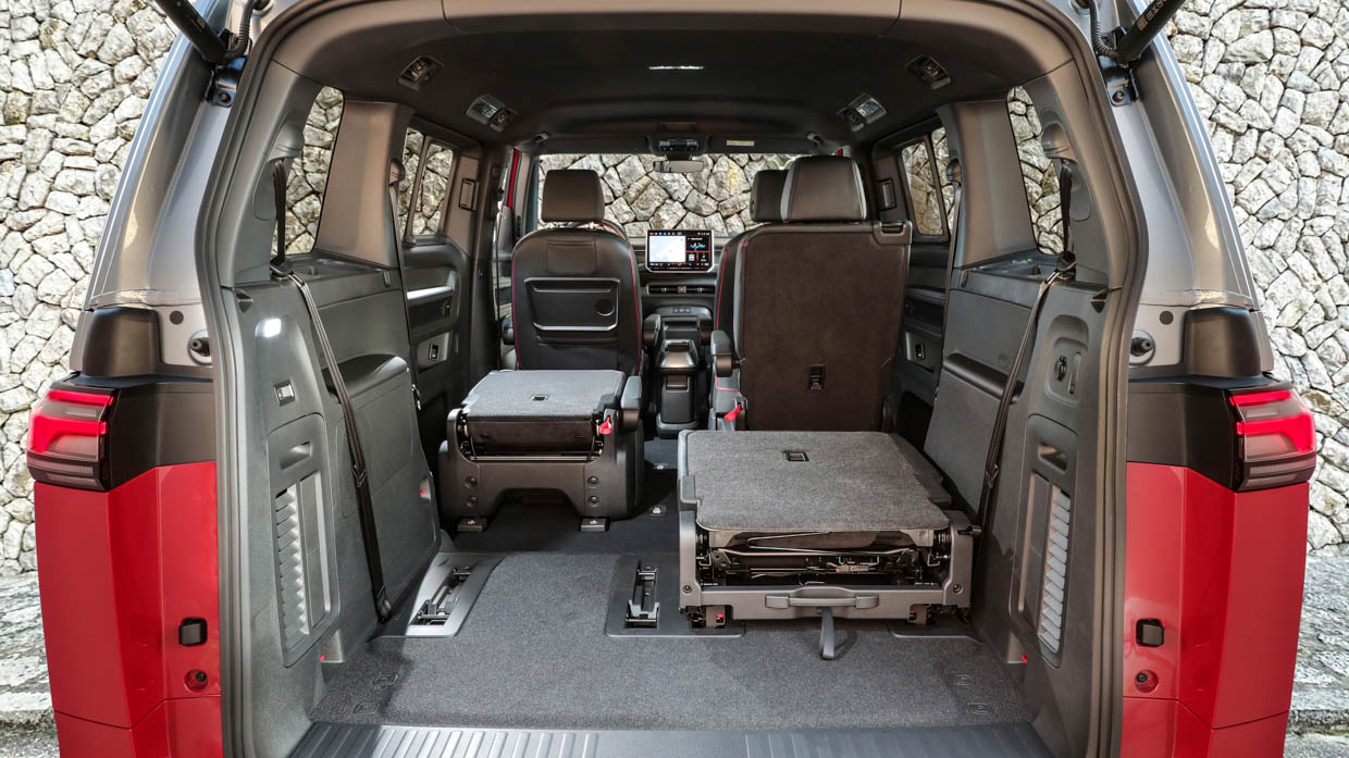 Volkswagen ID Buzz GTX 2025, intérieur toutes rangées, coffre replié, plan ouvert 2