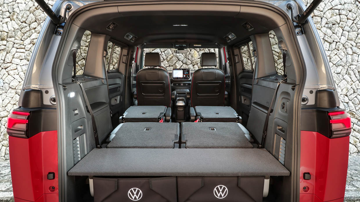 Intérieur de la Volkswagen ID Buzz GTX 2025, toutes les rangées, coffre replié, vue ouverte