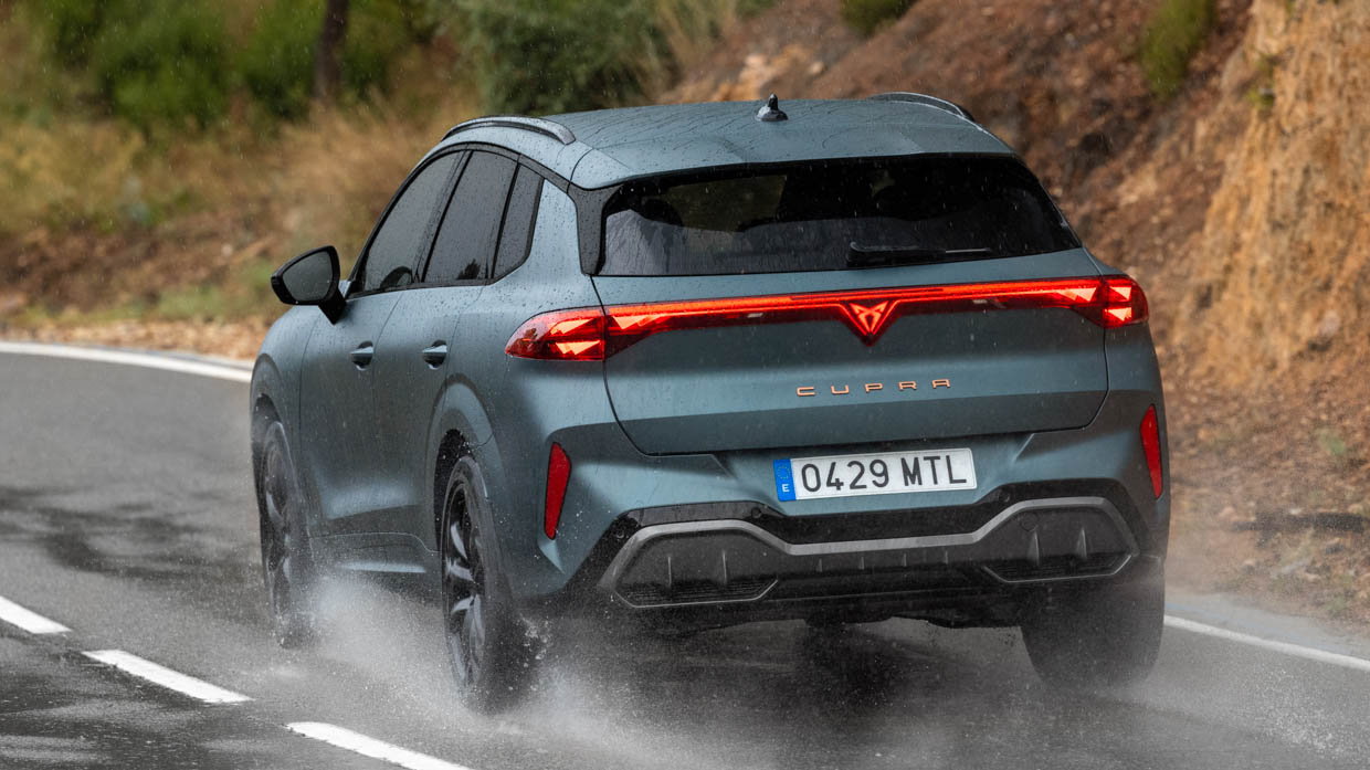 Vue de conduite en angle arrière de la Cupra Terramar 2025, photo 2