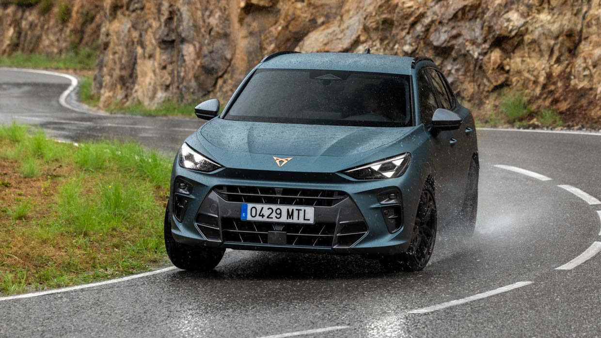 Vue de virage en angle avant de la Cupra Terramar 2025