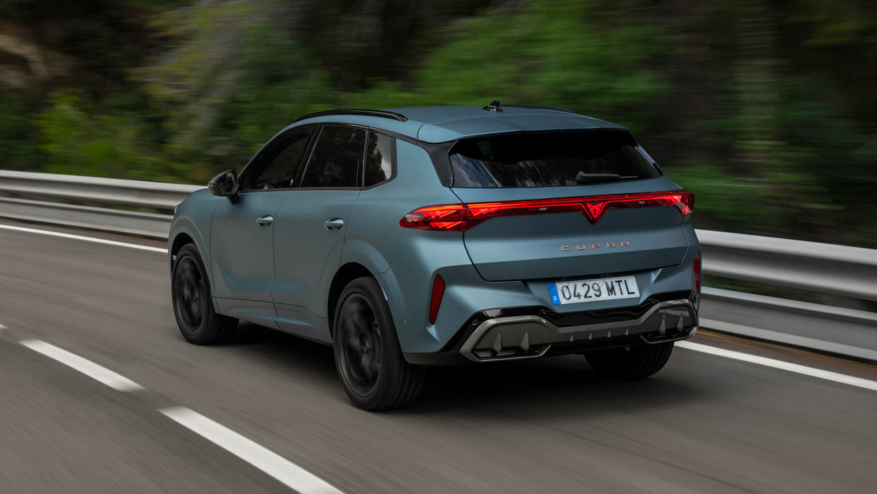 Vue de conduite 3/4 arrière de la Cupra Terramar 2025