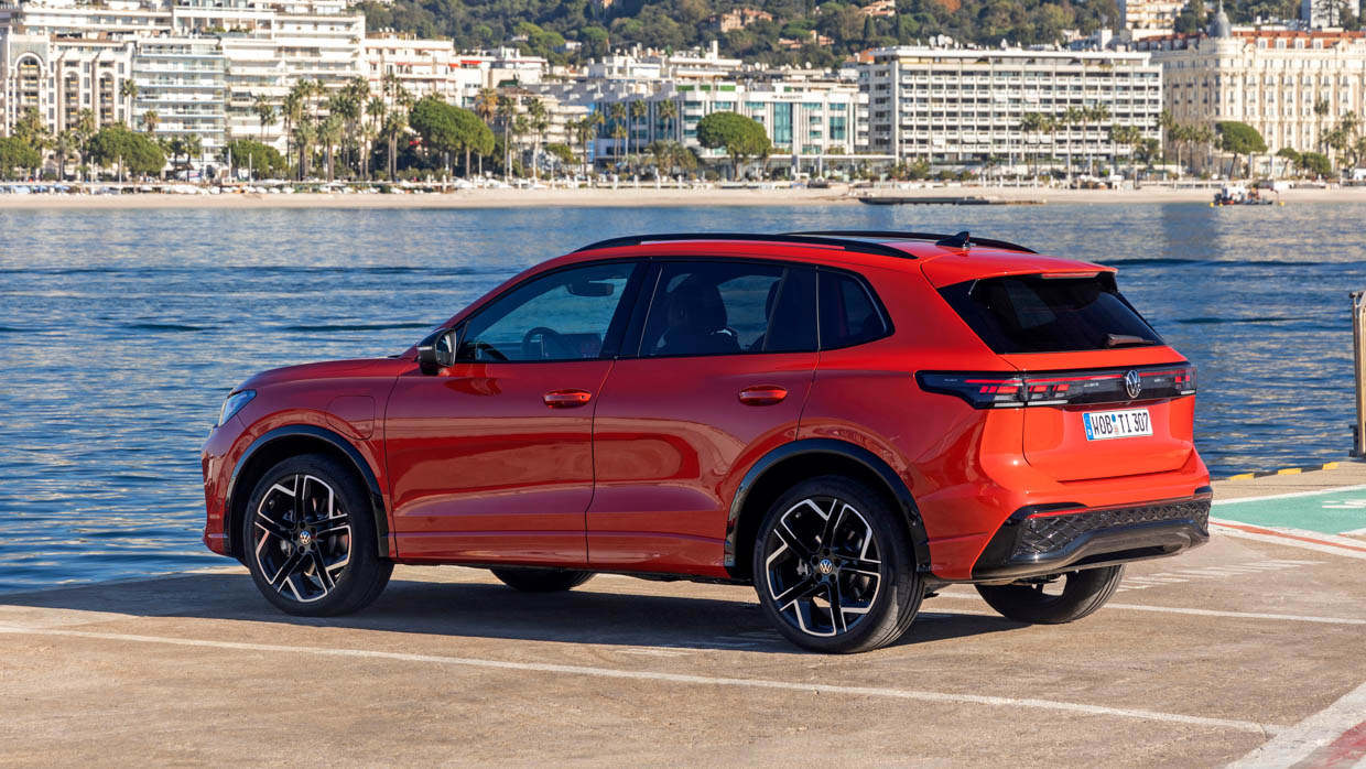 Volkswagen Tiguan R Line 2025 arrière 3/4 par l'eau