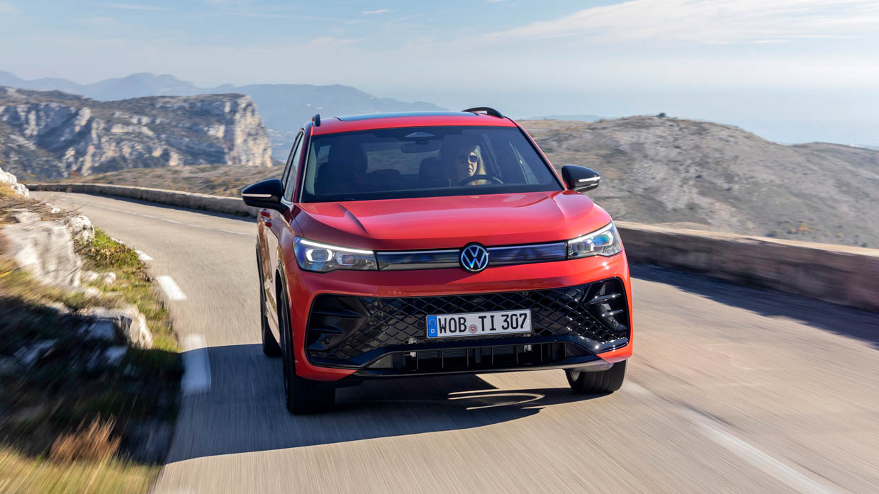 Volkswagen Tiguan R Line 2025 roulant sur la route 6