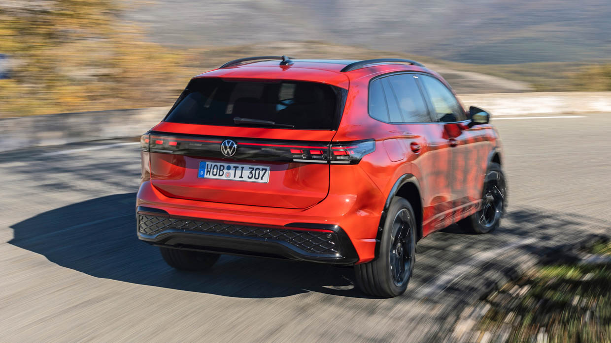 Volkswagen Tiguan R Line 2025 roulant sur la route 4