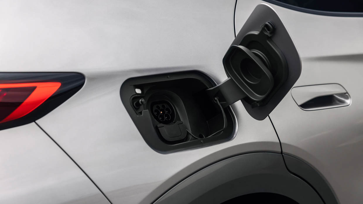 Porte de port de recharge argent Cupra Tavascan 2025 ouverte