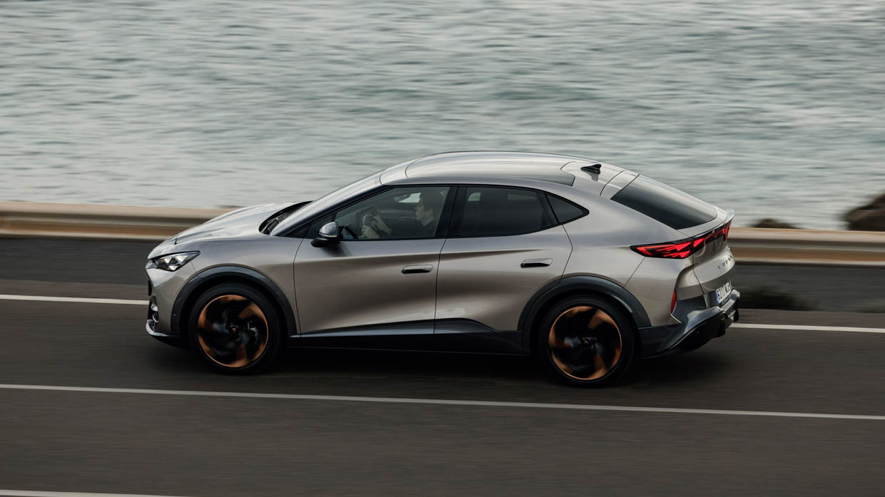 Profil latéral Cupra Tavascan 2025 argent